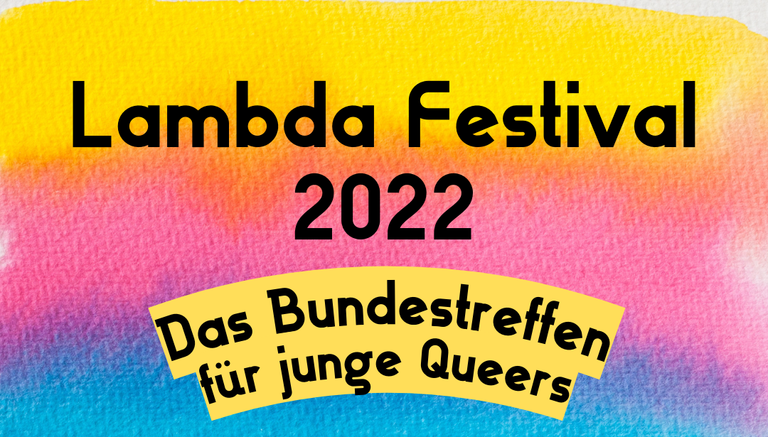 Der Hintergrund ist ein Farbverlauf von gelb über pink zu blau. Auf dem Bild steht in schwarzer Schrift "Lambda Festival 2022" Darunter in schwarzer Schrift auf gelbem Hintergrund "Das Bundestreffen für junge Queers."