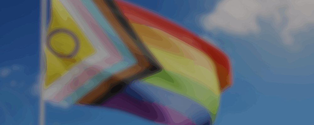 Symbolbild: Wehende Progressive Pride Flagge