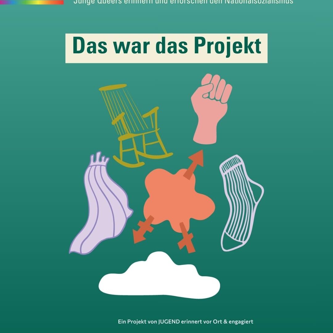 Der Hintergrund ist ein Farbverlauf von oben nach unten von hellgrün zu dunkelgrün. Im oberen Bildrand sind drei Balken in Regenbogen Farben untereinannder. In der Mitte des Bildes sind verschieden farbige Illustrationen von einem Schaukelstuhl, einer Wolke, einer Socke, einer geballten Faust, einem Vorhang und einem Symbol das sexuelle und geschlechtliche Vielfalt symbolisieren soll. Darüber steht "Das war unser Projekt."